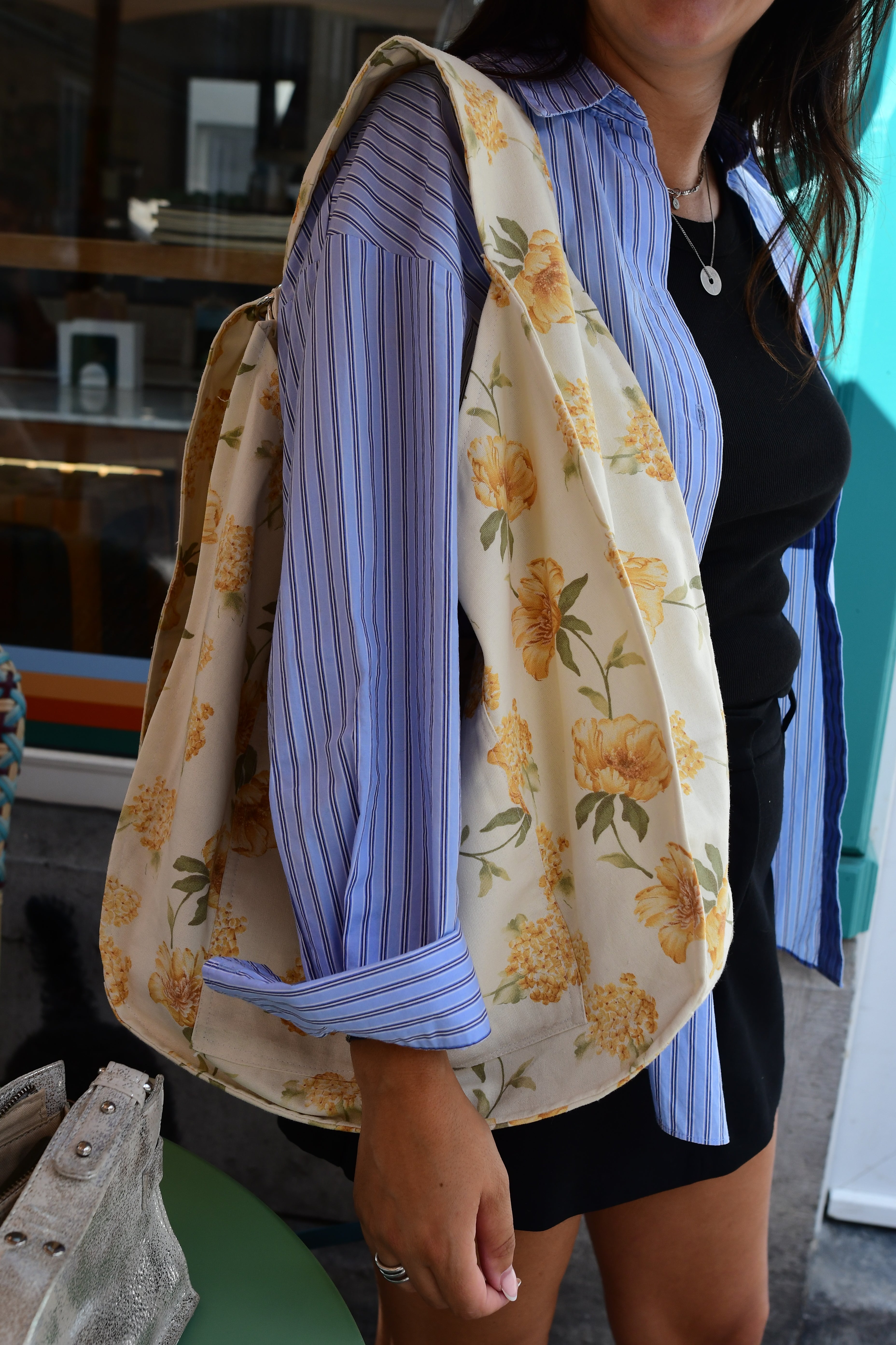 Sac cousu à la main, tissu upcyclé vue de face – meuze Namur 