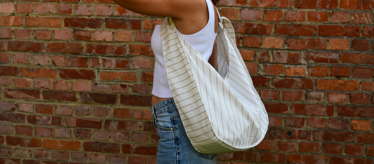 Sac meuze upcyclé beige vue de profil 